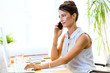 © Lifestock/ADDICTIVE STOCK - Beautiful young businesswoman using her mobile phone in modern office.