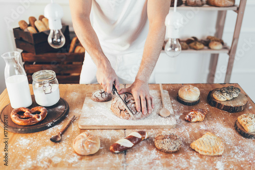 Zdjęcie XXL Baker z różnymi pysznymi świeżo upieczonymi chlebami i ciastami