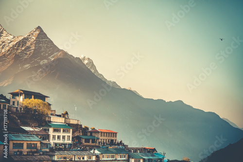 Obrazy Mount Everest  wschod-slonca-widok-wsi-namche-bazaar-i-gory-thamserku-dolina-khumbu-nepal-trasa-trekkingowa-do-everest-base-camp-w-himalajach-tlo-podrozy-piekny-krajobraz-przyrody-tonowanie-w-stylu-retro-vintage