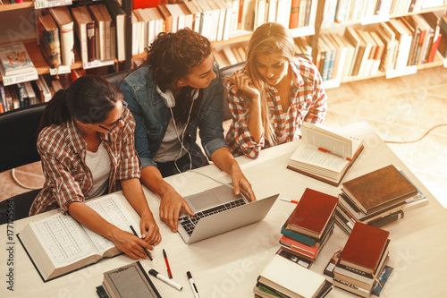 Fotomural Group of female students study in the school library