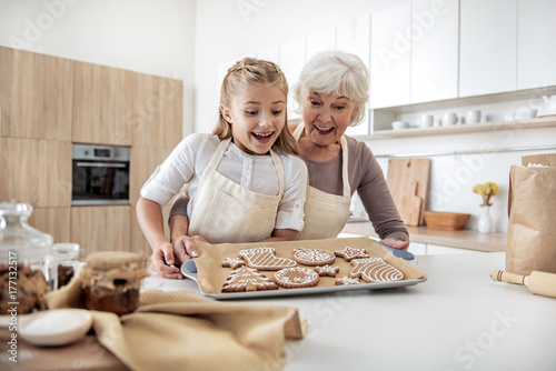 Fotografía Happy senior woman enjoying baking process with her granddaughter