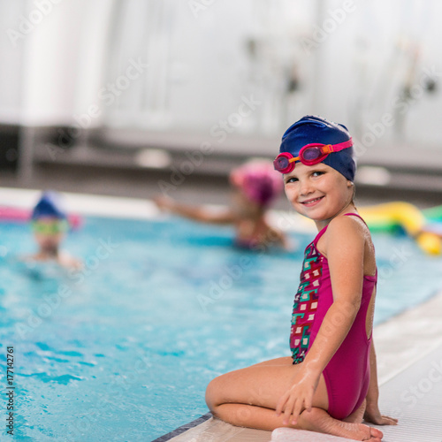Plakat Mała dziewczynka przy basenie