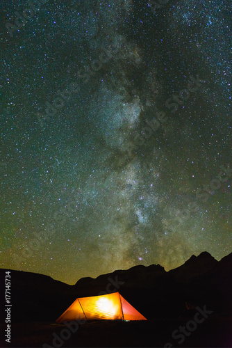 Zdjęcie XXL Czerwony namiot w górach (Cerces, Francja) pod gwiazdami i drogą mleczną.
