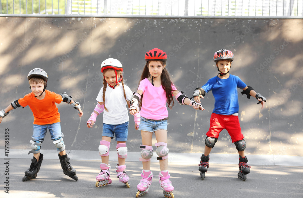 Active children rollerblading in skate park - obrazy, fototapety, plakaty 
