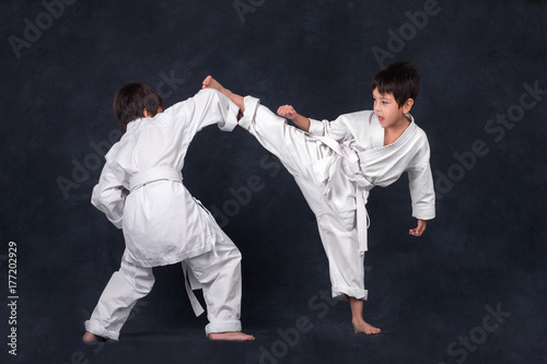 Zdjęcie XXL dwóch chłopców z karateka w białej bitwie lub pociągu kimono