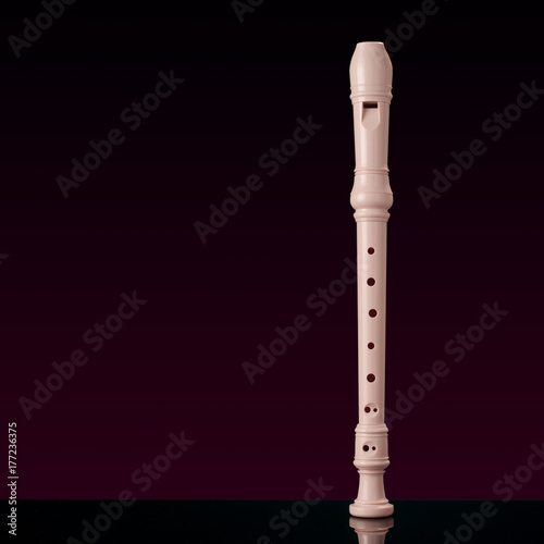 Plakat klasyczny instrument muzyczny to flet blokowy na czarnym tle