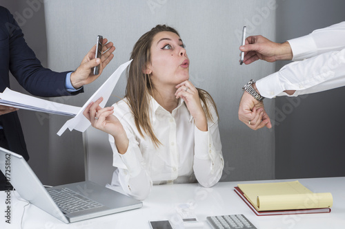 Fotomural Segretaria si distrae durante lo stressante lavoro d' ufficio