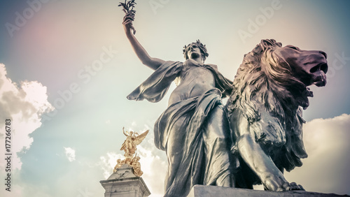 Fotomural Bronze Statue of the Angel of Justice beneath the gilded figure of Victory on t