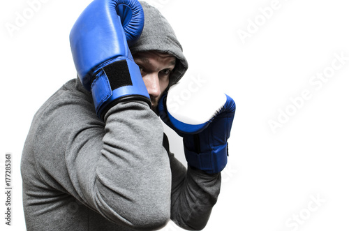 Zdjęcie XXL Bokser w dużych rękawiczkach bojowych i kurtce sportowej z kapturem