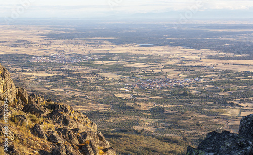 Plakat Widok z lotu ptaka Montanchez pasmo górskie od szczytu La Cogolla
