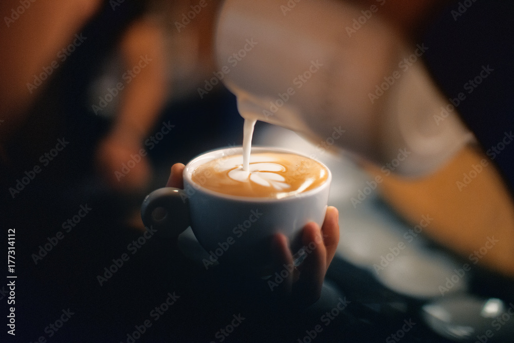 Cappuccino con disegno, schiuma o latte art con foglia - obrazy, fototapety, plakaty 