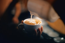 Cappuccino Con Disegno, Schiuma O Latte Art Con Foglia