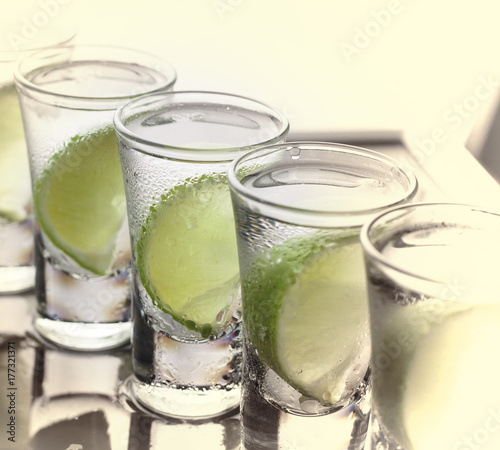 Zdjęcie XXL Wódka, gin, tequila z limonką. Koktajl.