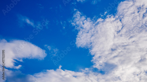 Zdjęcie XXL Piękny chmurny niebieskie niebo podczas dnia w lecie