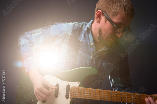 Zdjęcie XXL człowiek grający na gitarze elektrycznej
