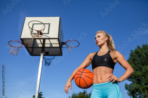 Plakat Sportowy kobieta z koszykówki