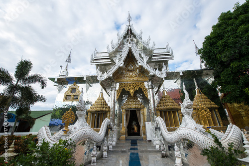Plakat piękna szklana świątynia Wat Pasang Ngarm, Lampoon, Tajlandia