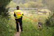 Polizist mit Diensthund - Spürhund