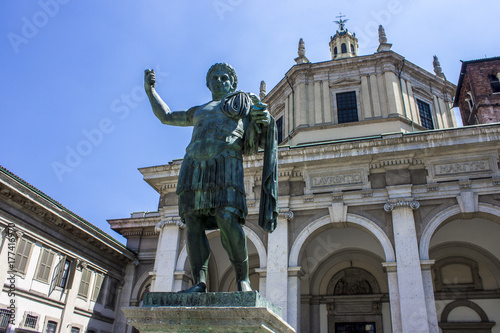 Plakat Spiżowa statua rzymskiego cesarza Konstantyna przed Bazyliką San Lorenzo Maggiore, ważne miejsce kultu katolickiego w Mediolanie, Włochy