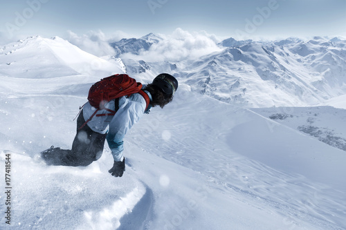 Plakat Snowboardzista w górach