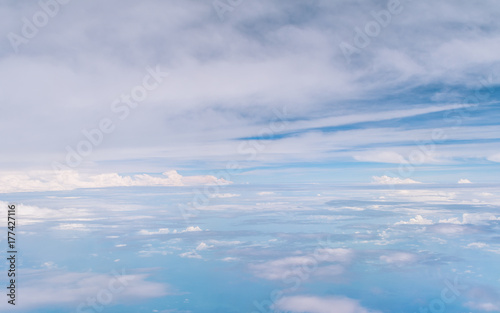 Plakat widok niebieskiego nieba i białej chmury z okna samolotu