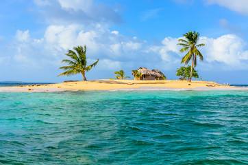 Wall Mural - Beautiful lonely beach in caribbean San Blas island, Kuna Yala, Panama. Turquoise tropical Sea, paradise travel destination, Central America