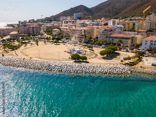 Plakat Widok z lotu ptaka Ajaccio, Corsica, Francja. Diabelski młyn i plac zabaw w centrum miasta widziane z morza