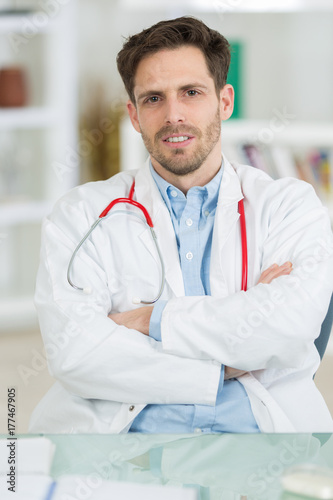 Plakat portret młodego lekarza płci męskiej ze stetoskopem