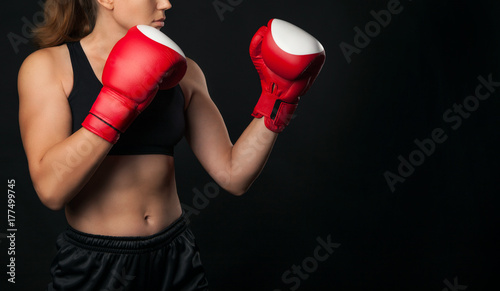 Plakat Żeński bokser z czerwonymi bokserskimi rękawiczkami, czarny tło z kopii przestrzenią