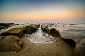 Wall Mural - Waves rush in