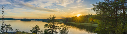 Fotografía Panorama picture taken in Sweden with sunset over a lake and beautiful glow from