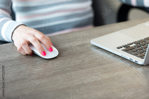 Zdjęcie XXL Żeńska ręka komputeru mysz przed laptopem