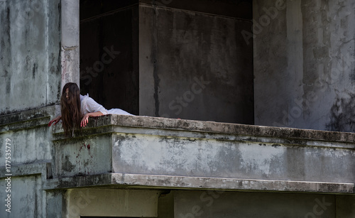 Obraz na płótnie Zombie Ghost kobieta morderstwo na opuszczonym budynku z krwawe