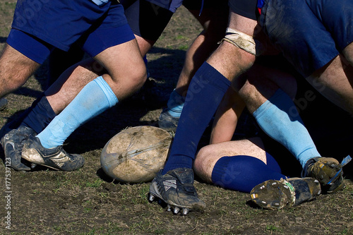 Zdjęcie XXL Rugby z graczami i owalną piłkę