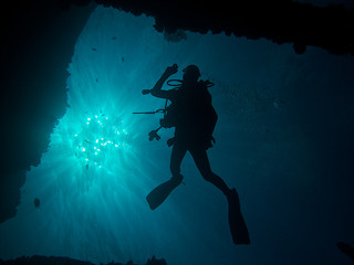 Wall Mural - Diver silhouette and sun rays