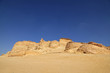 Berge im Tal der Wale in der Wüste von Ägypten mit blauem Himmel