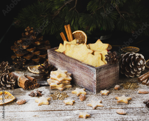 Zdjęcie XXL Boże Narodzenie lub nowy rok pierniki ciasteczka w drewniane pudełko