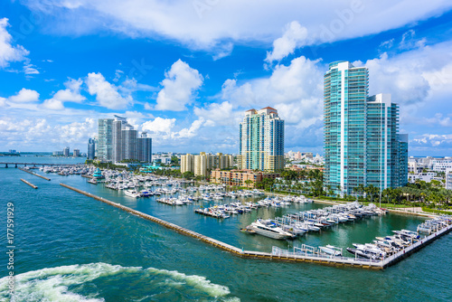 Plakat Plaża Miami. Widok z lotu ptaka rzek i kanał statku. Tropikalne wybrzeże Florydy, USA.