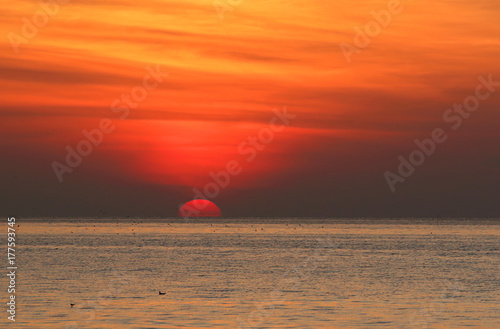 Plakat Piękny wschód słońca nad morzem