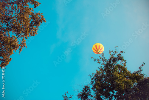 Zdjęcie XXL kolorowe balony na gorące powietrze,. Skład natury i niebieskiego nieba tło przy Ayutthaya, Thailand