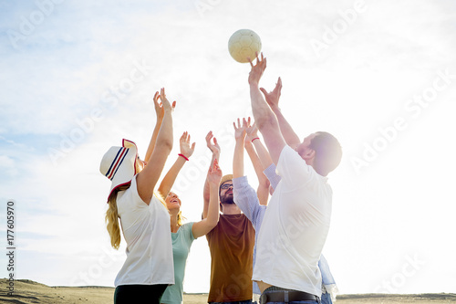 Zdjęcie XXL Przyjaciele grają w siatkówkę