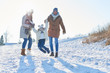 canvas print picture - Eltern und Kind spielen im Schnee