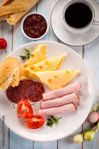 Plakat Śniadanie - kiełbaski, żółty ser i warzywa