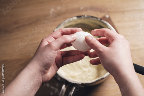 Zdjęcie XXL dodanie jajka do rondla z ciastem