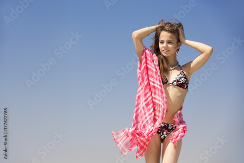 Zdjęcie XXL Dziewczyna. Kobieta relaksuje przeciw niebu. Czuje się cudownie