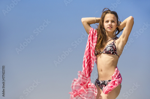 Zdjęcie XXL Dziewczyna. Kobieta relaksuje przeciw niebu. Czuje się cudownie