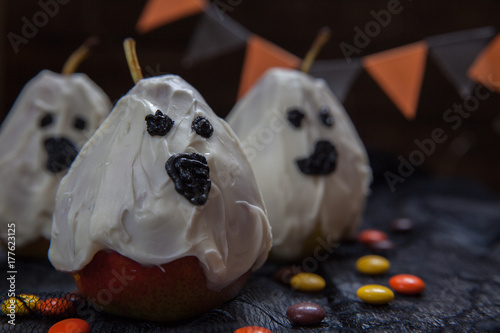 Zdjęcie XXL Halloweenowe cukierki gruszki lub białe czekoladowe duchy na patyku