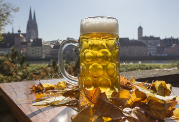 Biergarten im goldenen Oktober