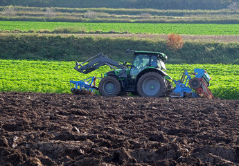 Fototapete - Traktor mit Pflug