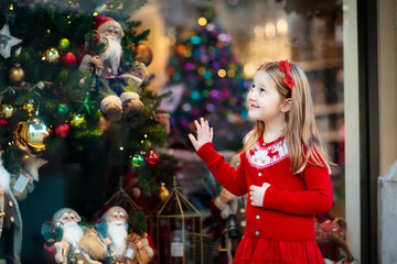 Wall Mural - Kids window shopping. Christmas presents. Xmas gifts.